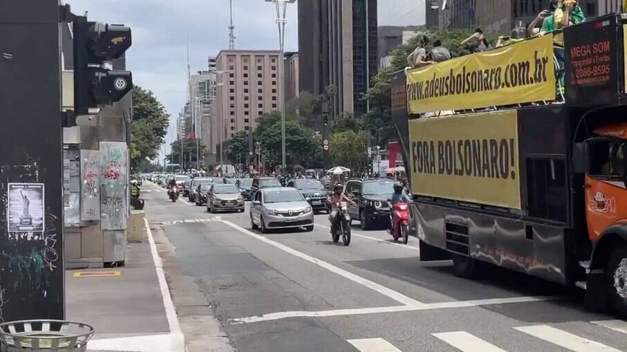 Após carreata da esquerda, direita protesta pedindo impeachment de Bolsonaro