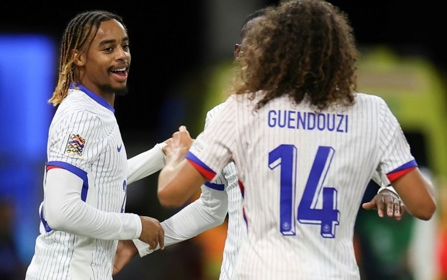 Os jogadores da seleção francesa Bradley Barcola (à esquerda) e Mateo Guendouzi comemoram o gol na vitória por 4 a 1 sobre Israel, nesta quinta-feira, 10 de outubro, em Budapeste.