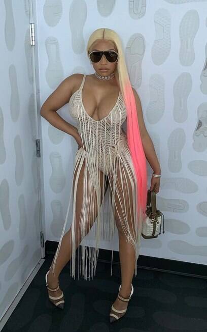 Nicki Minaj combinou uma minibolsa com um look ousado; a tendência é influenciada pelo minimalismo que estará forte Nicki Minaj