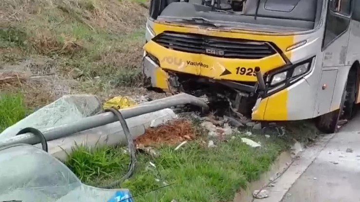 Ônibus derrapa e atinge poste na estrada Roncáglia em Valinhos
