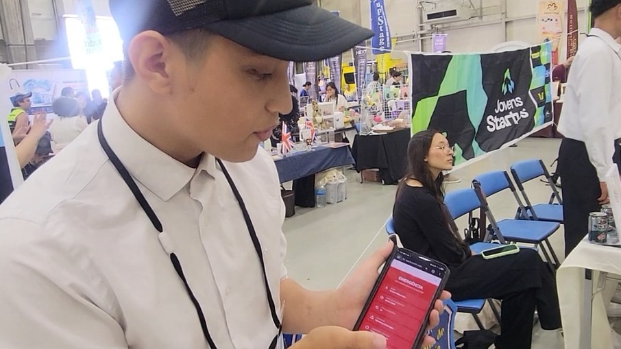 Jovem estudante brasileiro, Kaique Kitaturu, apresentando o app sobre saúde Jovem estudante brasileiro, Kaique Kitaturu, apresentando o app sobre saúde
