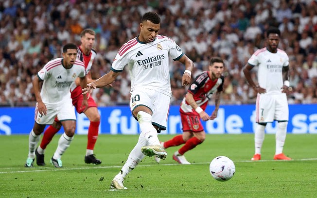 Mbappé , Bellingham e Vini Jr celebram o primeiro gol do Real Madrid sobre o Rayo Vallecano