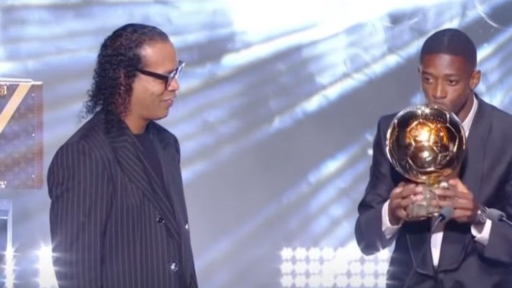 Por que Dembélé receber Bola de Ouro de Ronaldinho é simbólico