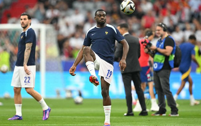 Youssouf Fofana durante aquecimento da França na Eurocopa 2024