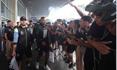 Delegação do Botafogo é recebida com festa no Rio 