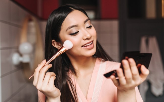 6 dicas que te ajudam a aplicar blush líquido sem manchar a pele