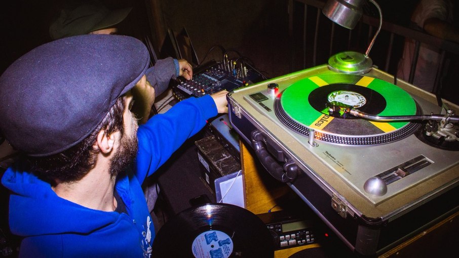 DJs usarão discos de vinil e um sistema de som projetado para tocar Reggae & Dub.