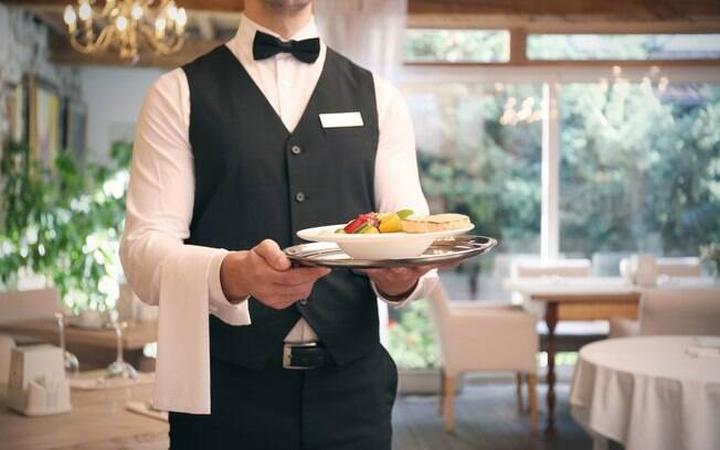 O serviço à mesa é a forma como será servida a refeição aos convidados e geralmente é executado por garçons