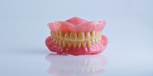 Adeus às dentaduras: adesivo promete fazer dentes renascerem