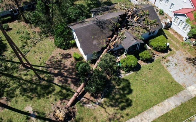 A tempestade Helena deixou um rastro de danos em pelo menos cinco estados dos EUA