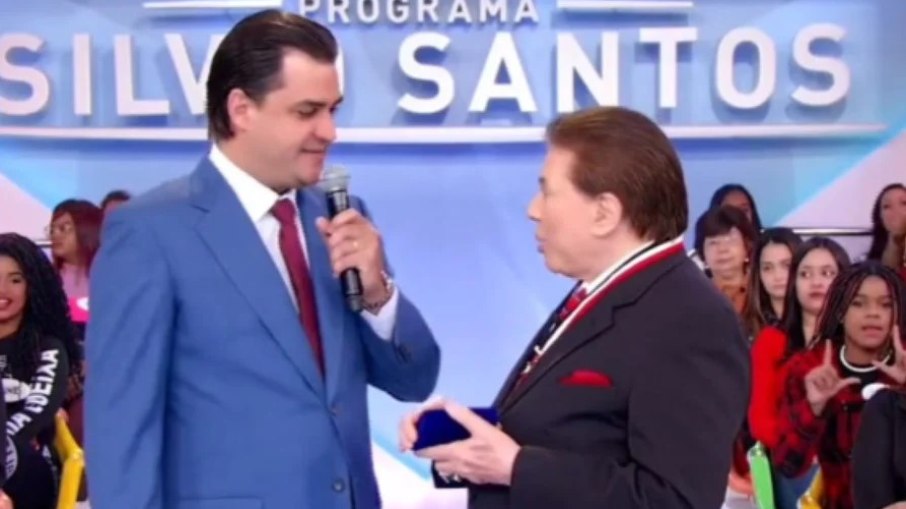Mulher na plateia de Silvio Santos fez o L com deputado pró-Bolsonaro presente