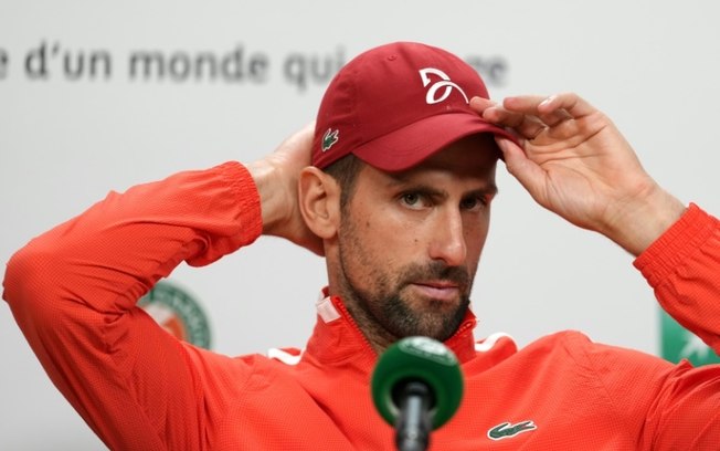 O tenista sérvio Novak Djokovic durante entrevista coletiva nesta segunda-feira, em Roland Garros