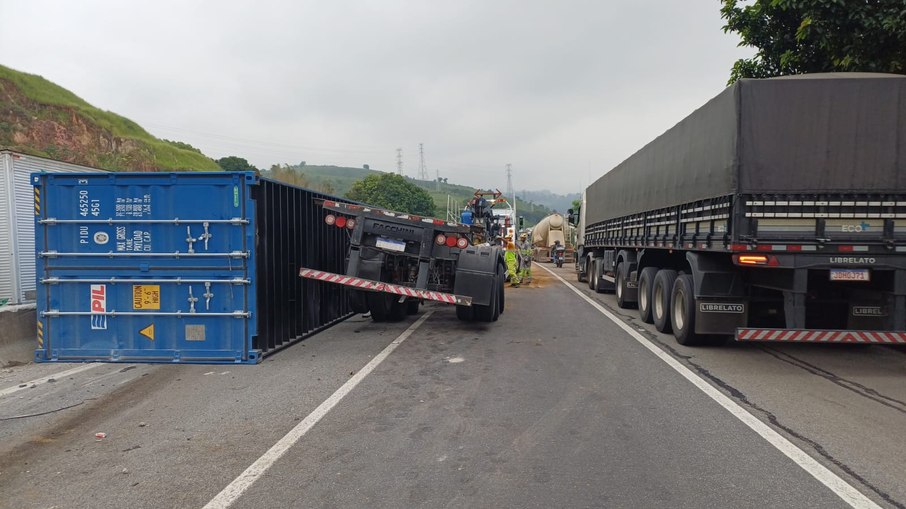 Carreta tomba e causa 13 quilômetros de lentidão na Via Dutra