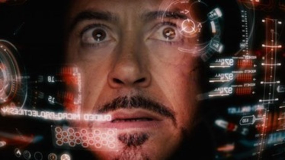 Personagem Tony Stark (Homem de Ferro), interpretado por Robert Downey Jr, conversando com Jarvis