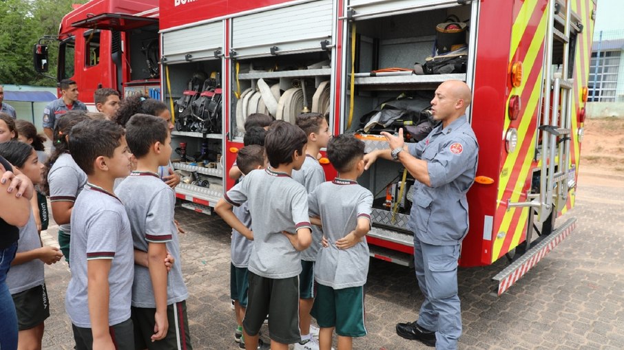 Estudantes de Louveira participam de treinamento com Corpo de Bombeiros