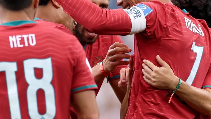 Com dois de CR7, Portugal goleia o Uzbequistão e vence a primeira