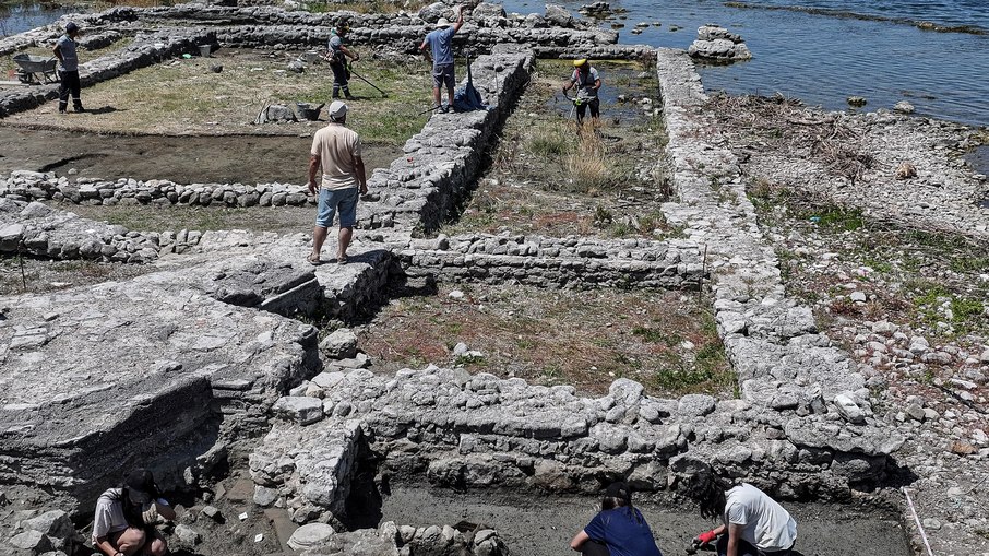 Igreja de 1700 anos foi encontrada totalmente submersa em lago turco