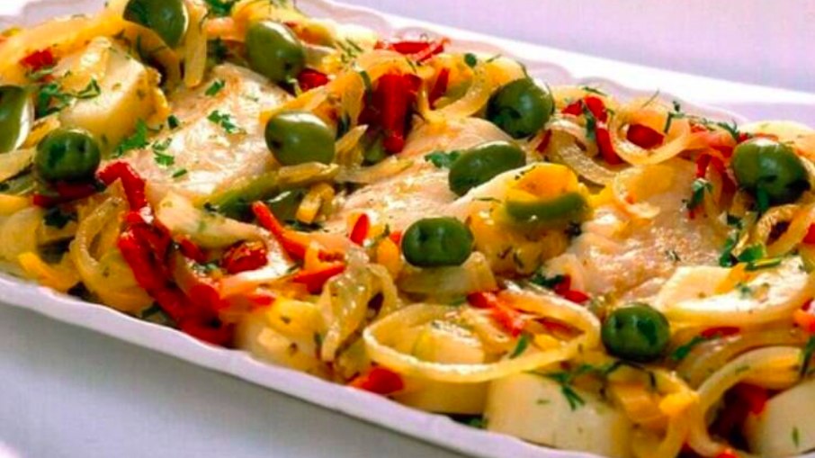 Bacalhau ao forno suculento, pronto em uma hora