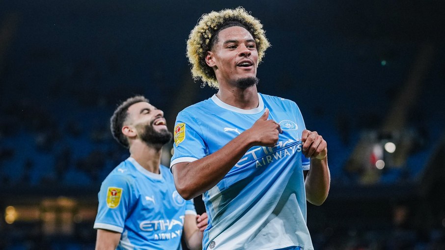 Samba estreou pelo Manchester City com dois gols