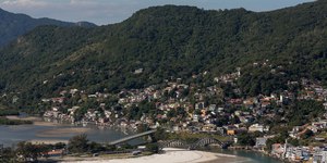 Três morrem em queda de helicóptero em Guaratiba, no Rio
