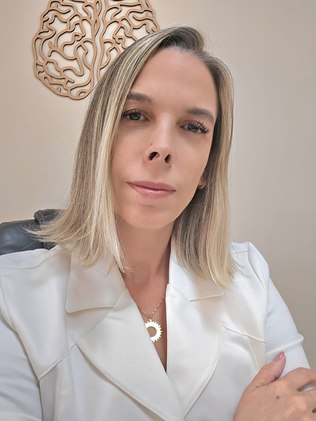 Imagem mostra uma médica veterinária loira vestida de branco