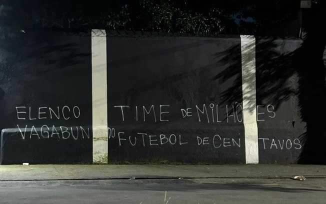 Muro do Parque São Jorge é pichado após nova derrota do Corinthians