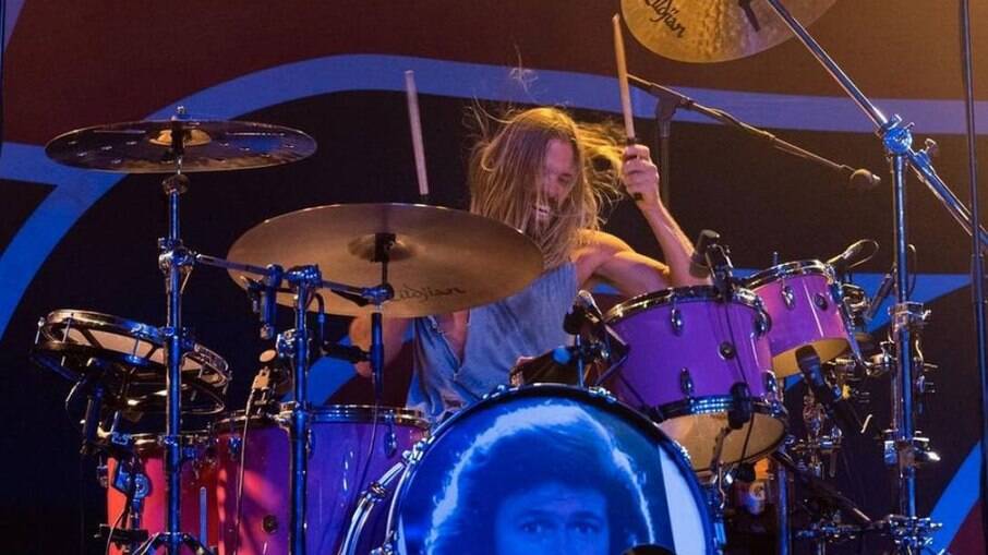 Taylor Hawkins, baterista do Foo Fighters, durante o show no Canyon Club, em Los Angeles, na terça-feira (15)