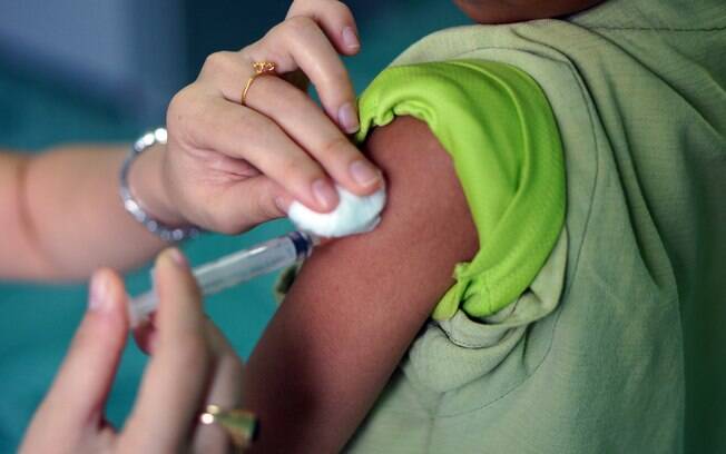 Entre aqueles que contraíram febre amarela, sabe-se que 58% não foram vacinados e 8% não se vacinaram corretamente 