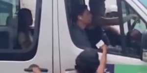 VÍDEO: motorista de van nega passagem gratuidade a idosa no RJ