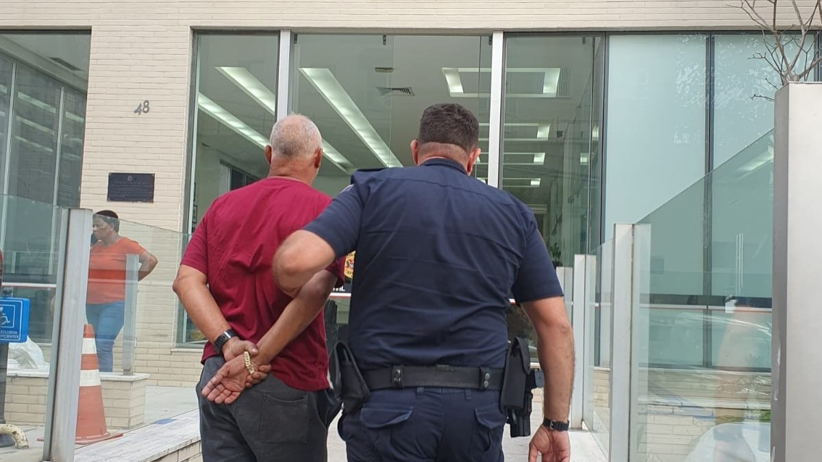 Homem foi flagrado no local de trabalho de sua ex-esposa, no Centro. Homem foi flagrado no local de trabalho de sua ex-esposa, no Centro.