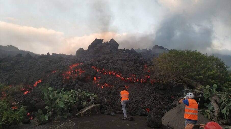 Investigadores recolhem amostra de lava de vulcão