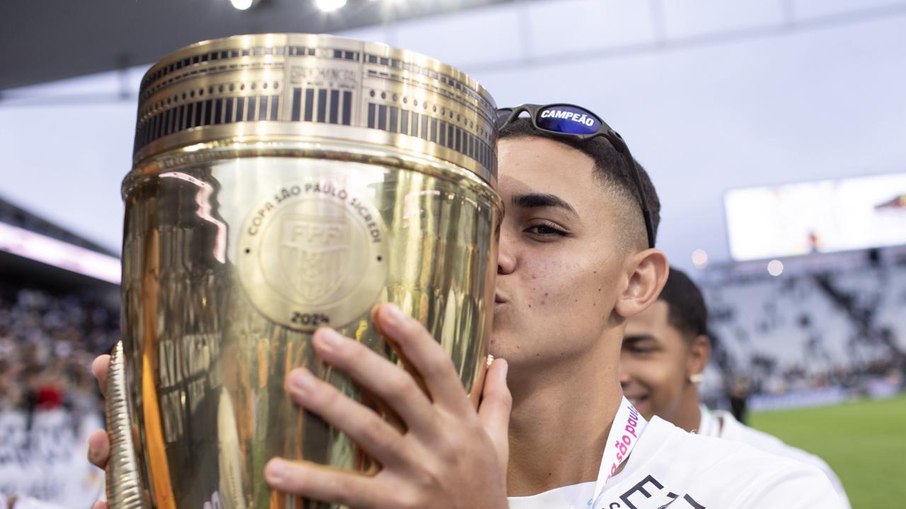 Bahia foi um dos atletas que participaram da conquista do 11º título Alvinegro na Copinha Bahia foi um dos atletas que participaram da conquista do 11º título Alvinegro na Copinha