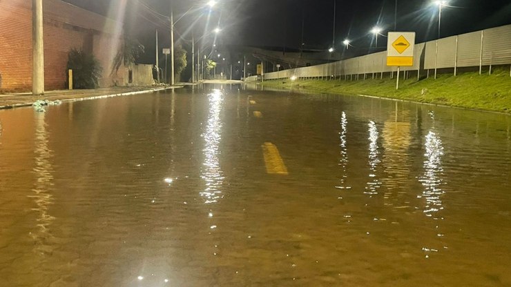 Gua%C3%ADba%20transborda%20em%20Porto%20Alegre%20e%20previs%C3%A3o%20%C3%A9%20continuar%20subindo