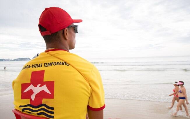 Cerca de mil pessoas foram salvas nas praias do litoral paulista desde dezembro