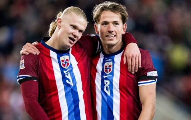 Haaland rfecebe o abraço de Thorstvedt após fazr um dfos gols da Noruega Haaland rfecebe o abraço de Thorstvedt após fazr um dfos gols da Noruega