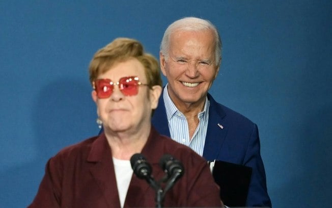 Elton John e Joe Biden durante a inauguração de um local histórico em Nova York que celebra a 
