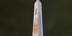 Obelisco de Buenos Aires recebe projeção do Papa Francisco