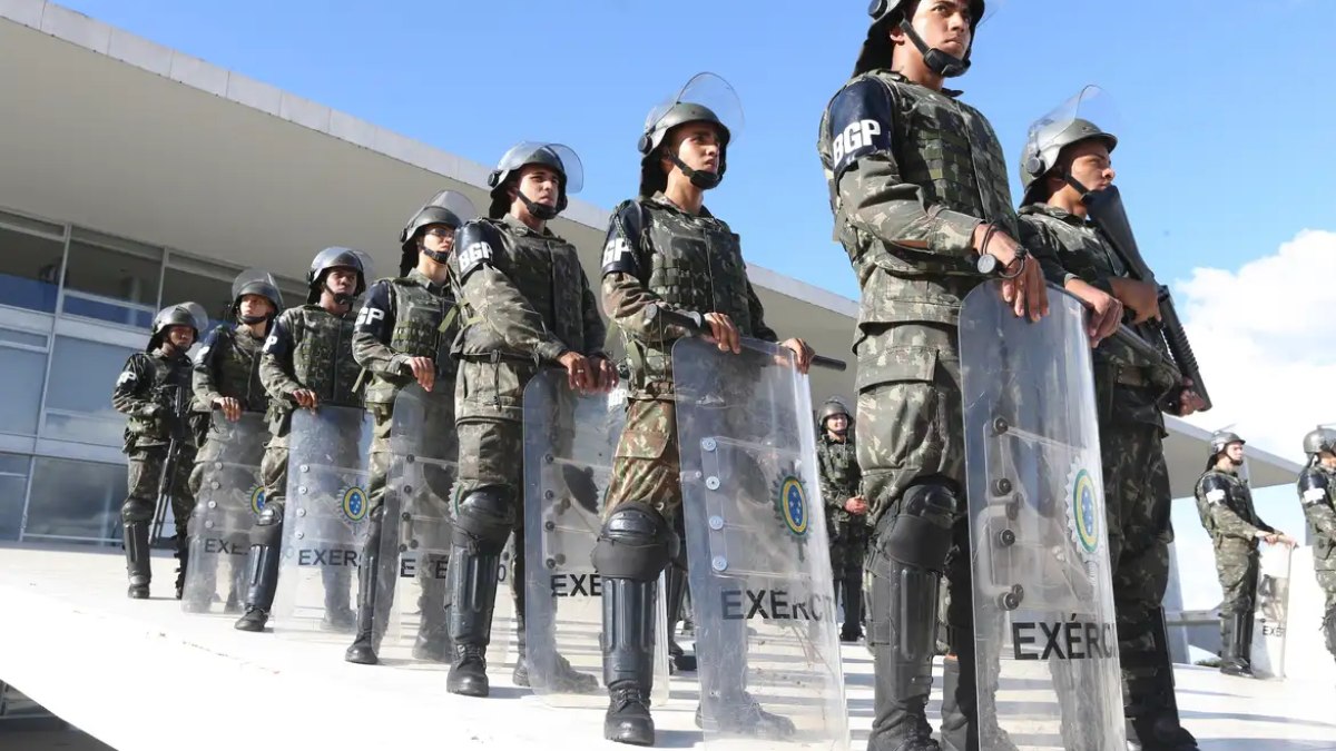 PEC proíbe militares na ativa de participarem de eleições