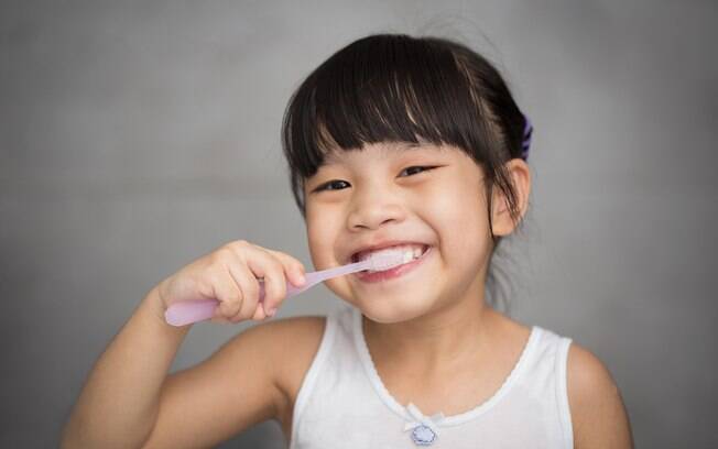 Incentivar os filhos a escovar os dentes sozinhos é uma forma de estimular a independência deles