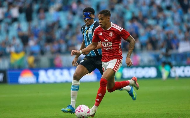 Zagueiro atuou com uma máscara no rosto e foi premiado com um gol Zagueiro atuou com uma máscara no rosto e foi premiado com um gol
