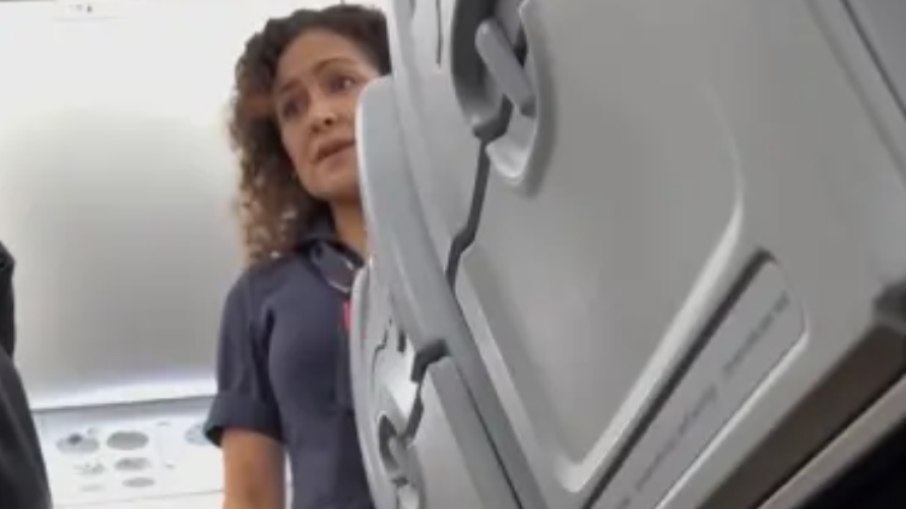 Passageira é expulsa de avião após discussão com comissária de bordo