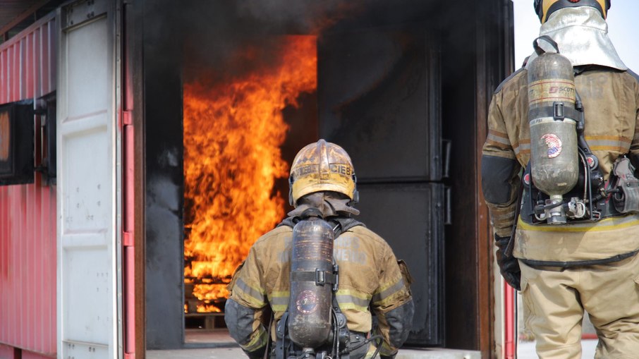 Bombeiros em ação Bombeiros em ação