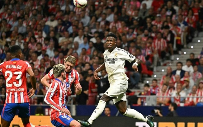 Vinícius Júnior sobe para cabecear durante o empate entre Atlético de Madrid e Real Madrid em 1 a 1 neste domingo, pelo Campeonato Espanhol