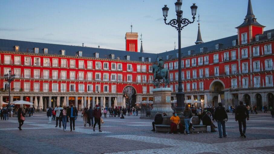 A Plaza Mayor é um dos principais pontos turísticos de Madri.