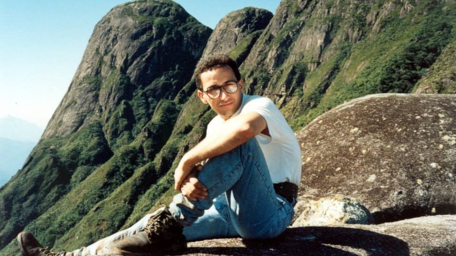 Elcio Douglas no começo de sua carreira como montanhista. Hoje com quase 60 anos se dedica ao projeto Transparaná Elcio Douglas no começo de sua carreira como montanhista. Hoje com quase 60 anos se dedica ao projeto Transparaná