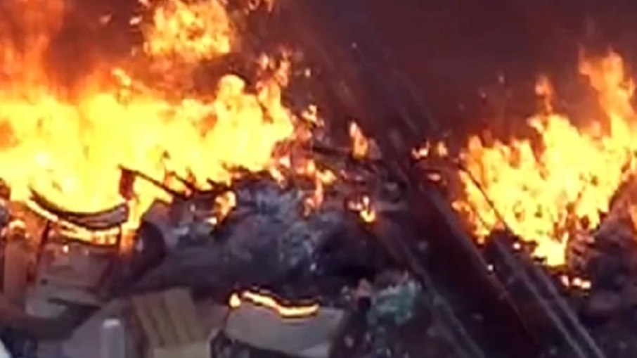 O protesto foi motivado pela demolição de casas desocupadas na comunidade O protesto foi motivado pela demolição de casas desocupadas na comunidade