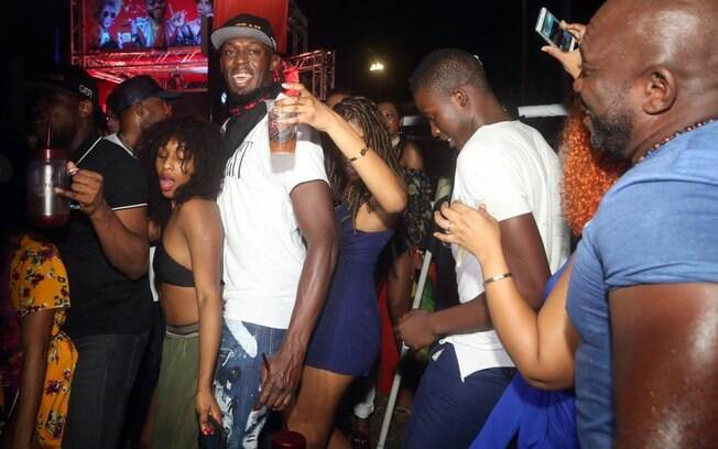 Usain Bolt curte o Carnaval de Trindad e Tobago ao lado de amigos e mulheres