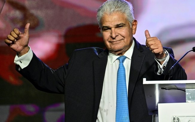 O candidato José Raúl Mulino na Cidade do Panamá em 28 de abril de 2024