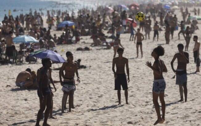 Praia de Ipanema lotada em domingo de sol no Rio