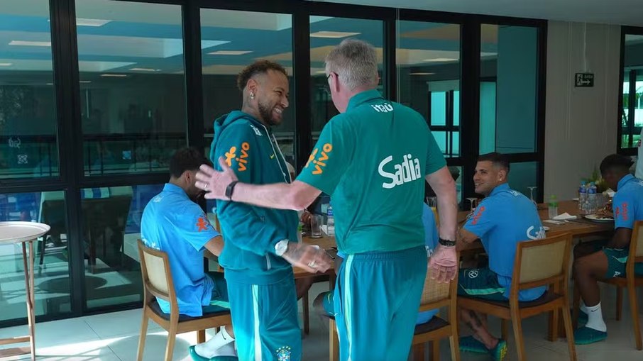 Neymar se encontra com Carlo Ancelotti na Granja Comary Neymar se encontra com Carlo Ancelotti na Granja Comary